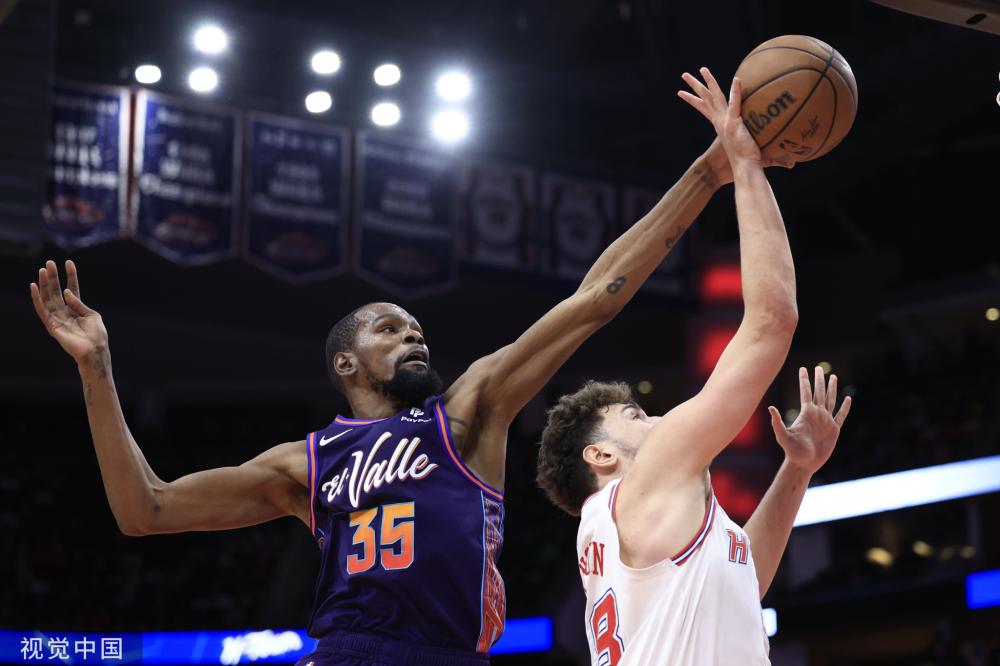 球门后视角实拍马奎尔制胜头球全过程，网友：滑跪距离也恰到好处.